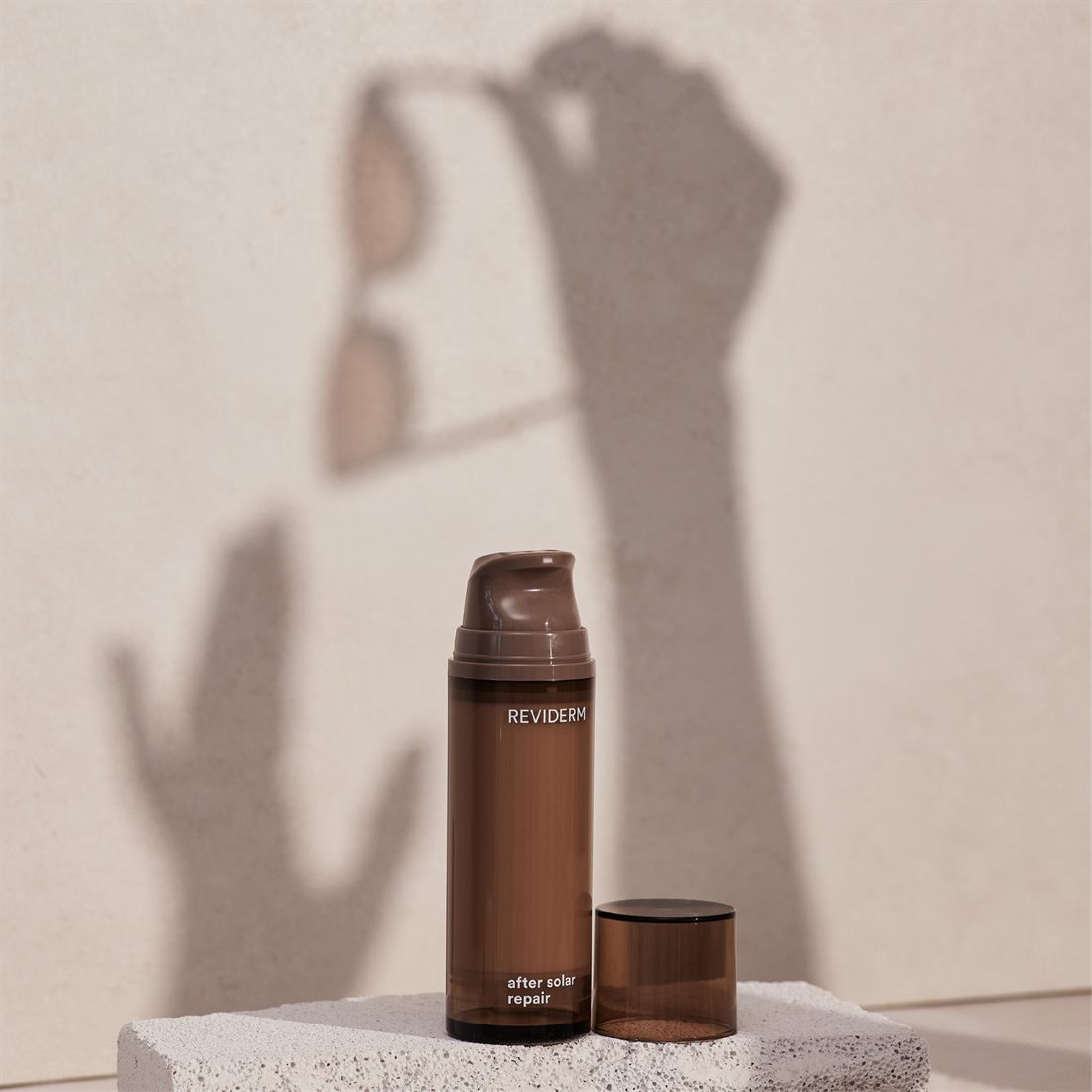 REVIDERM After-Sun-Pflege im Schatten von Palmenblättern