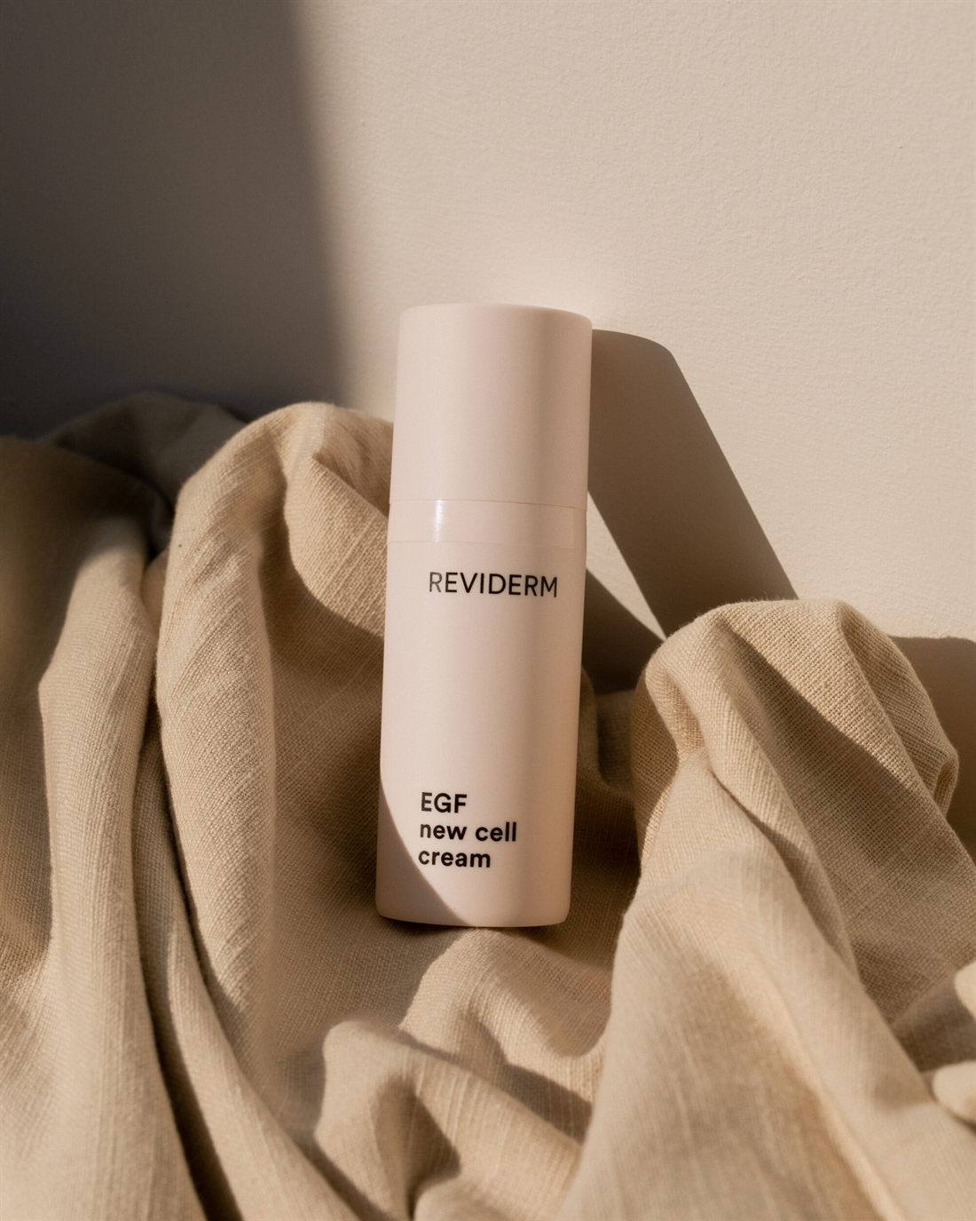 REVIDERM EGF new cell cream auf sandfarbenem Leinen